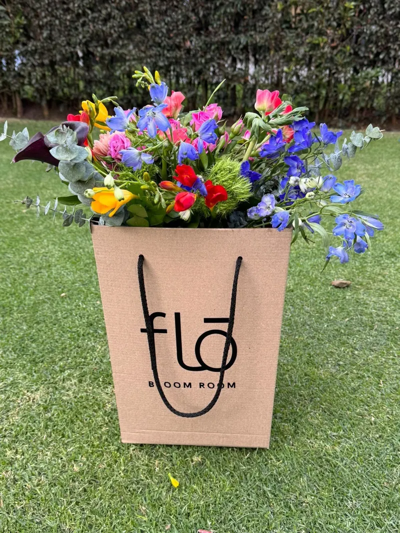 Bolsa con flores de colores sobre el césped