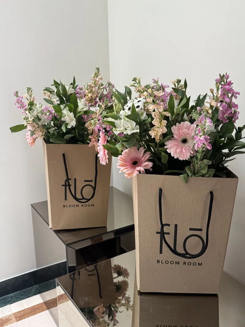 Dos bolsas de FLŌ con flores rosadas