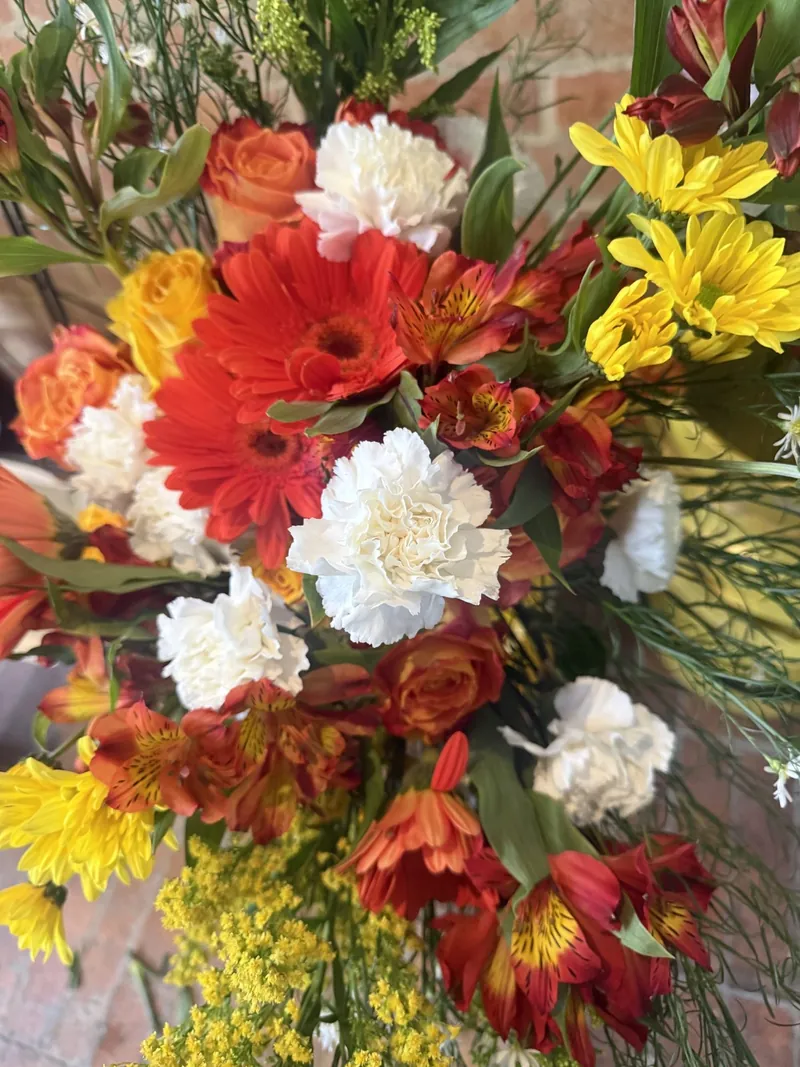 Detalle de gerberas y flores de colores