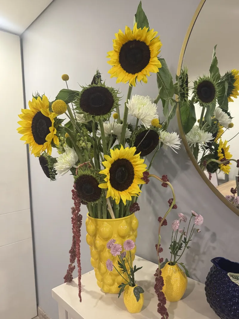 Girasoles en jarrón amarillo