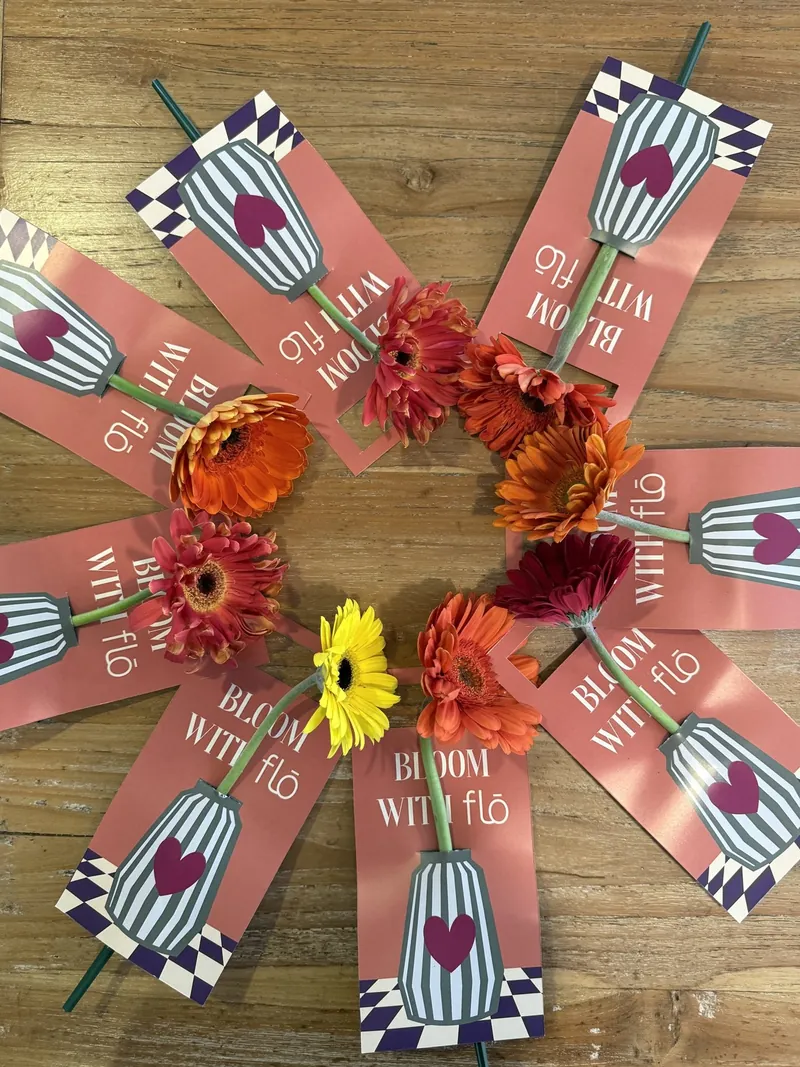 Tarjetas Bloom with flō con gerberas dispuestas en círculo